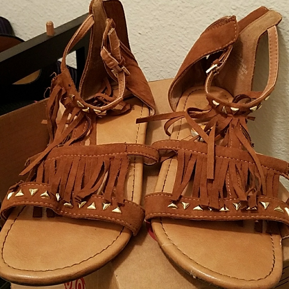 Strap sandals